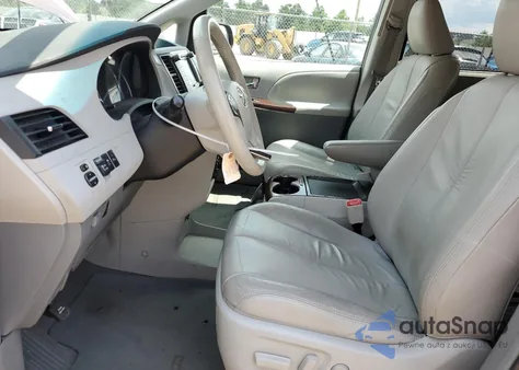 2011 Toyota Sienna Xle z USA, uszkodzony, nr VIN 5TDDK3DC0BS016863